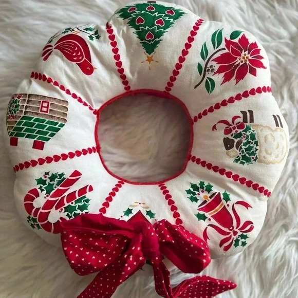 Vintage Christmas Fabric Wreath Pillow | Holiday Décor | Festive Cushion - Picture 2 of 7
